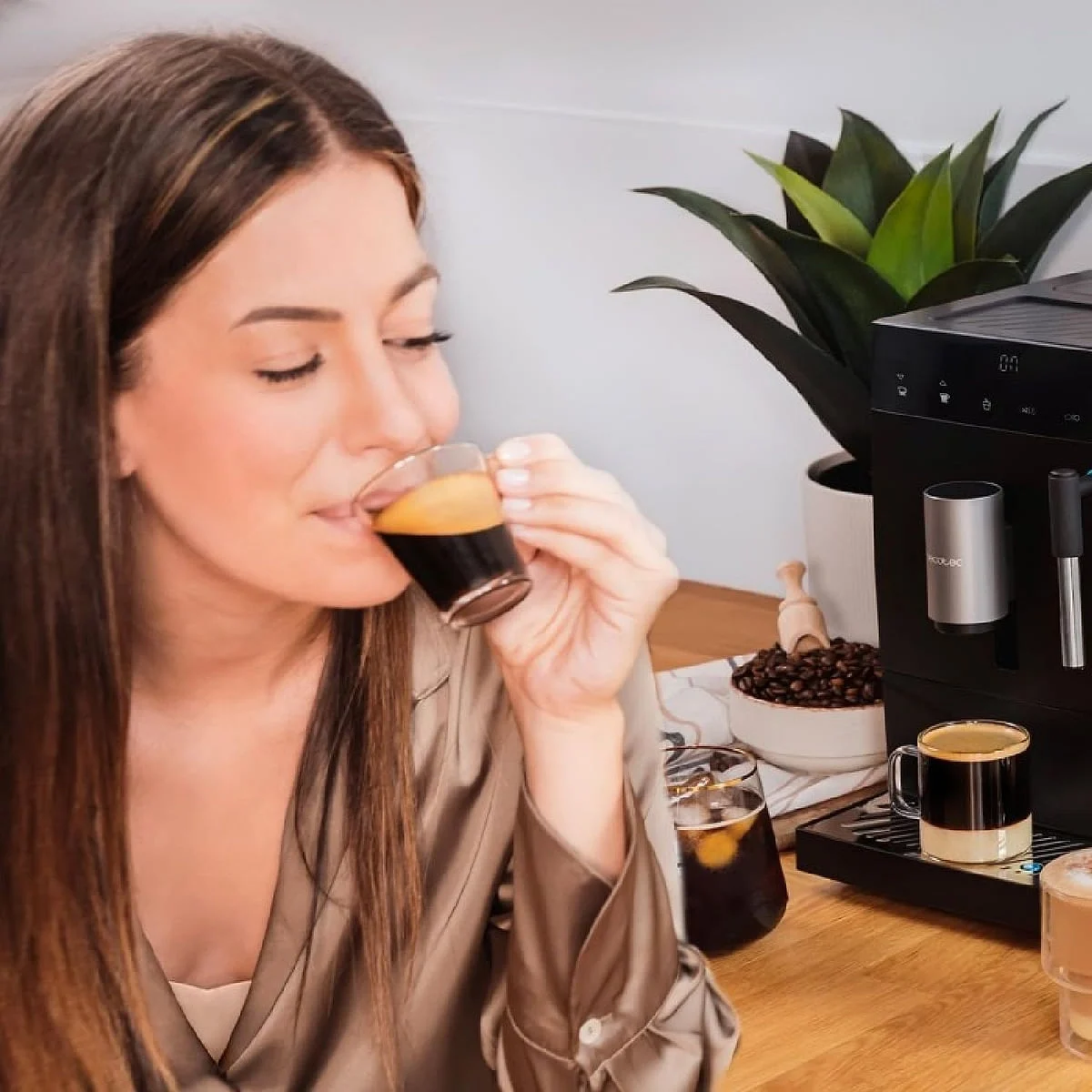 Cafetera superautomática Cecotec Cremmaet Compact Steam Negra